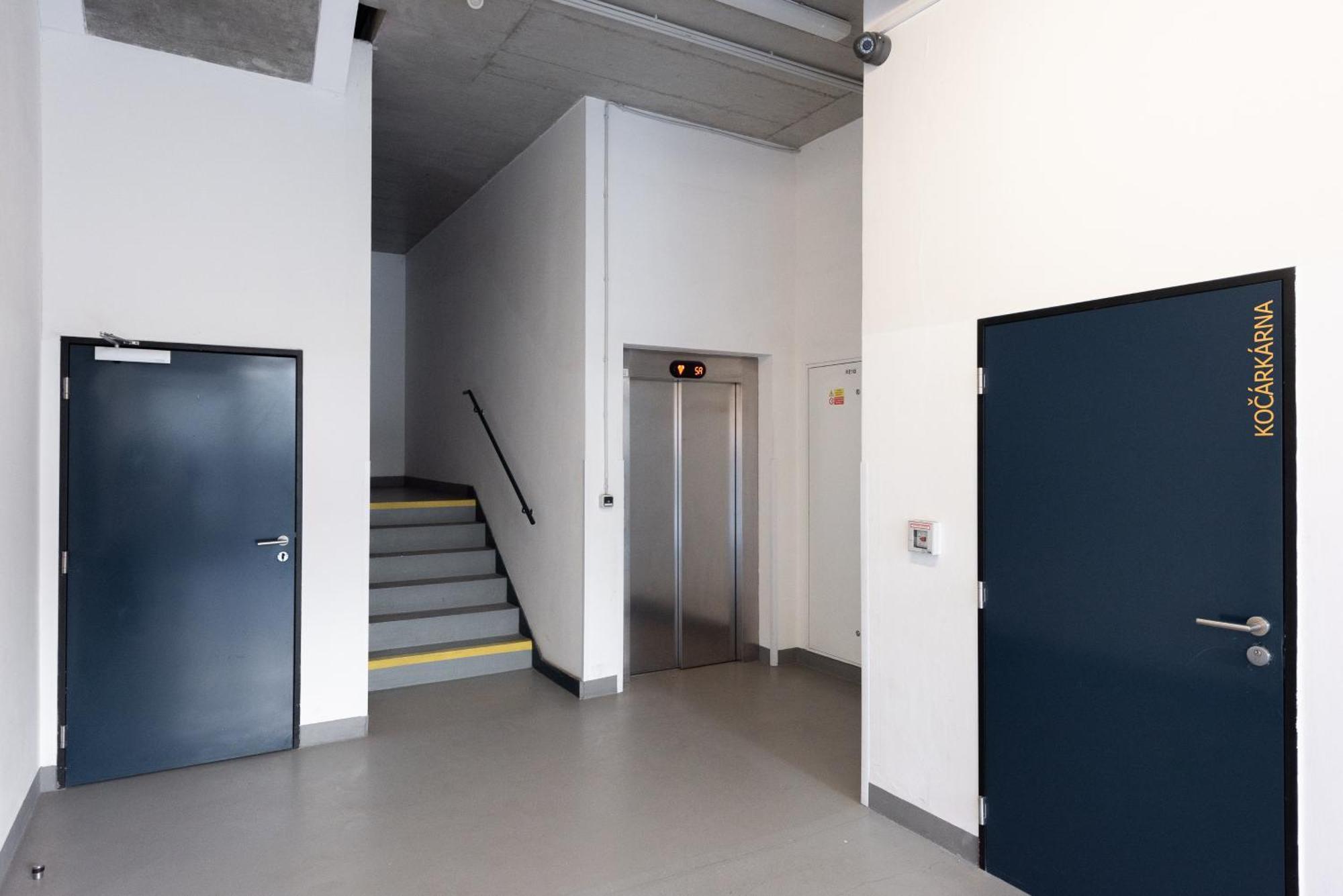 Spacious Apartments Near Karlin Square Prague Luaran gambar